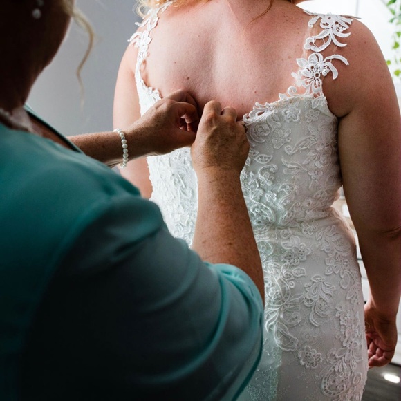Wedding dress,worn once, bought in Calgary Alberta, - Picture 6 of 6